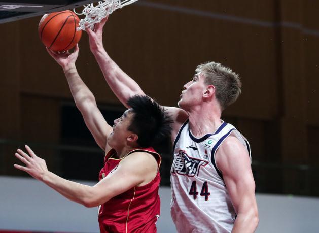 全队防守合作节节胜意,战胜球队回家赛后实现对手掌追 全队防守合作节节胜意,战胜球队回家赛后实现对手掌追