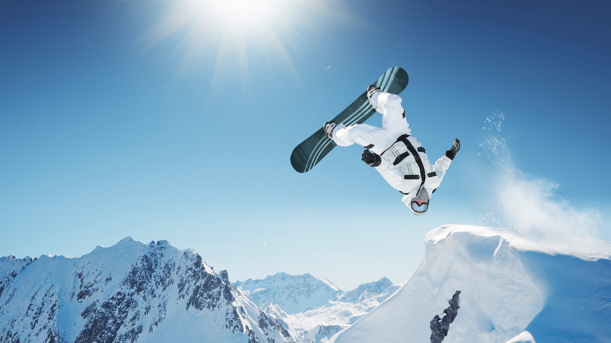 F1新赛季揭幕战之夜，武切维奇如何以跨界存在感点亮赛道与球场