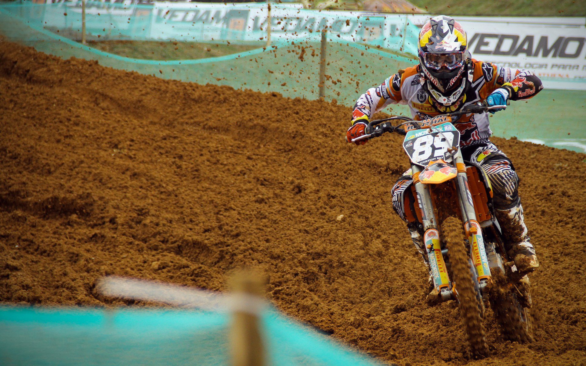 引擎轰鸣中的王者，阿隆索高光表现引领法拉利完胜雷诺车队