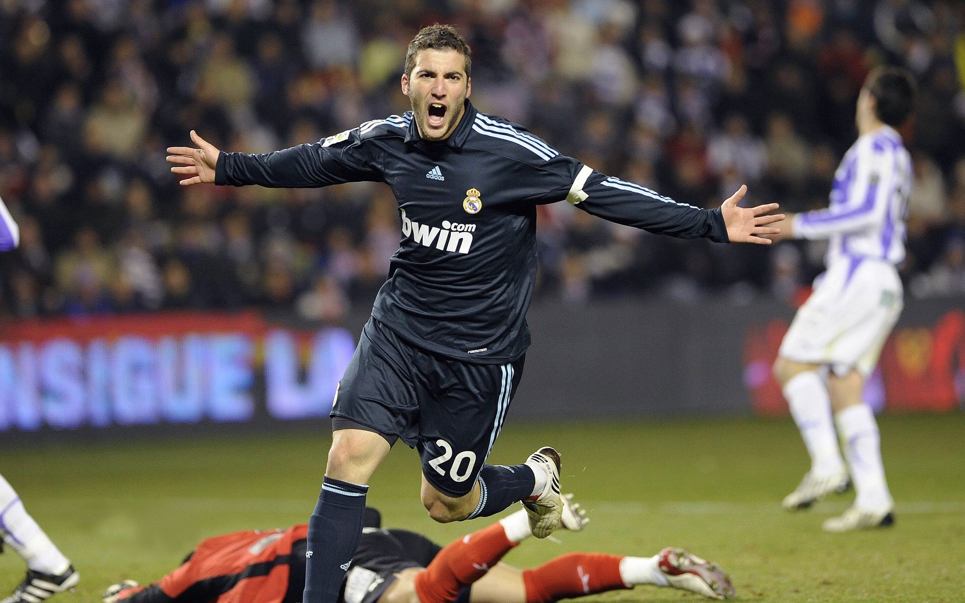 绿茵场上的风暴与羽球场上的火焰，当法国队碾压中国队，李梓嘉状态火热点燃亚洲之光